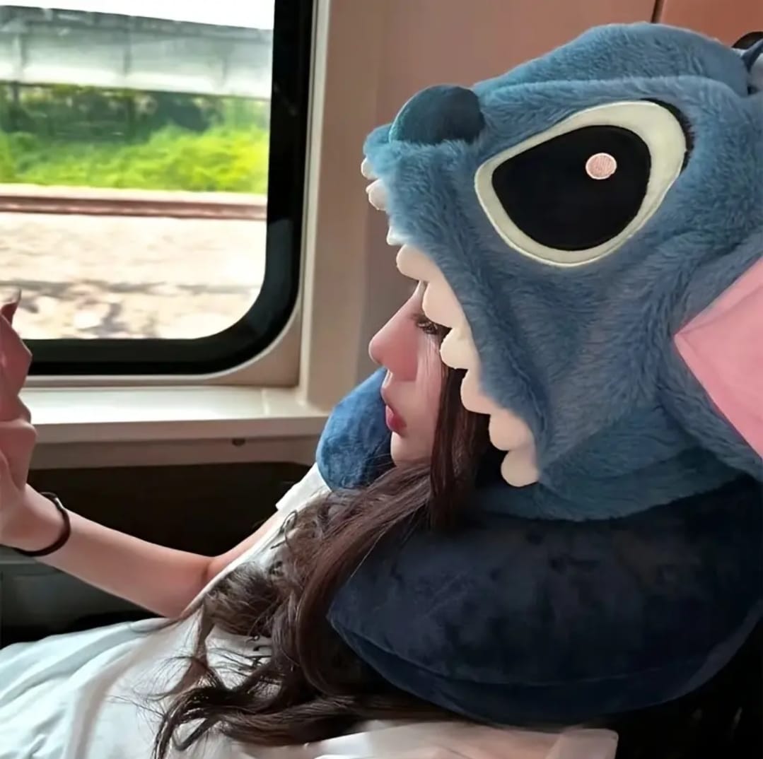 Almohada Viajera Stitch con capucha.