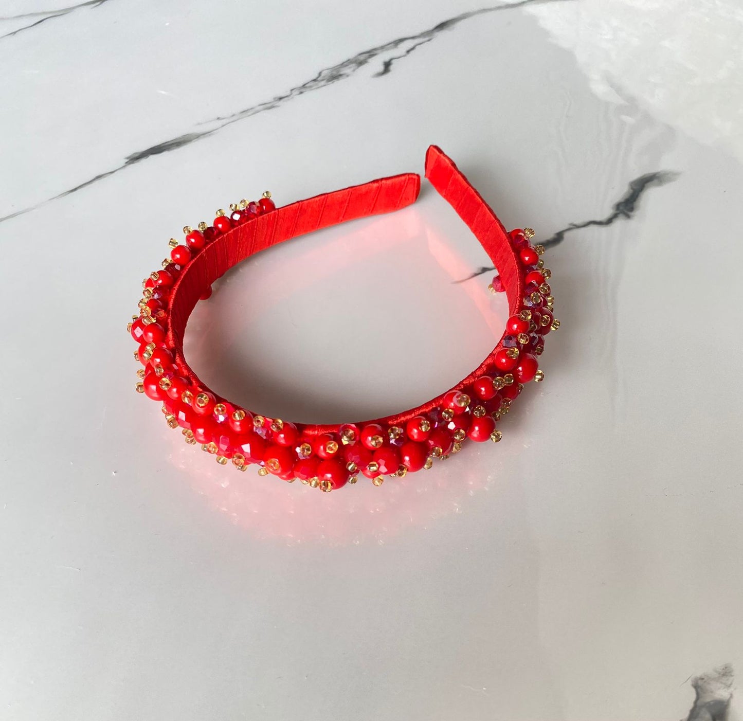 Diadema tejida con piedras