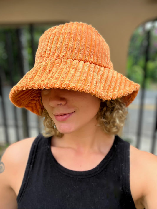 Bucket hat peludito 💙🧡